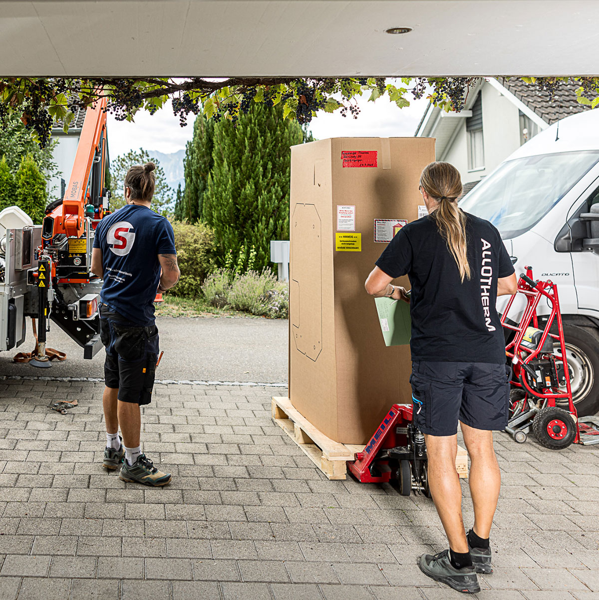 Anlieferung der Lambda-W&auml;rmepumpe per Kran