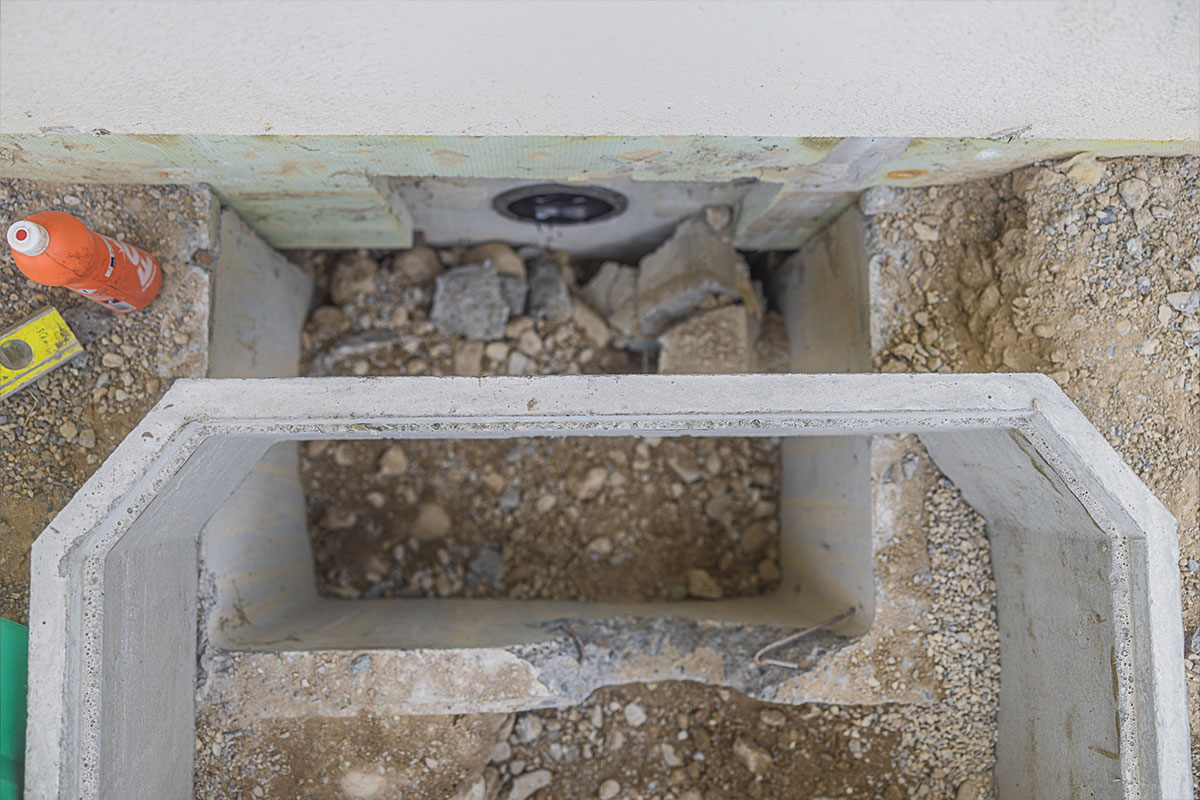 Vorproduzierter Betonsockel als Fundament f&uuml;r die Aussen-W&auml;rmepumpe