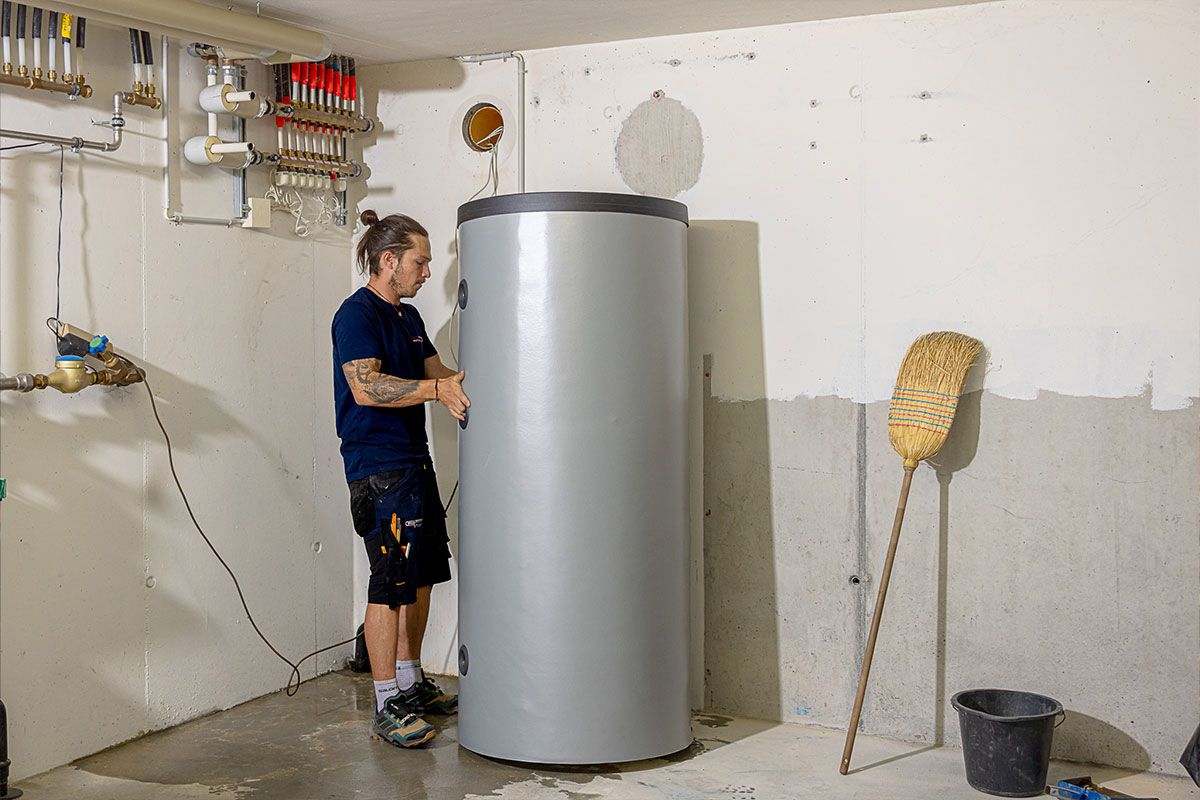 Montage der Lambda-W&auml;rmepumpe im Heizraum