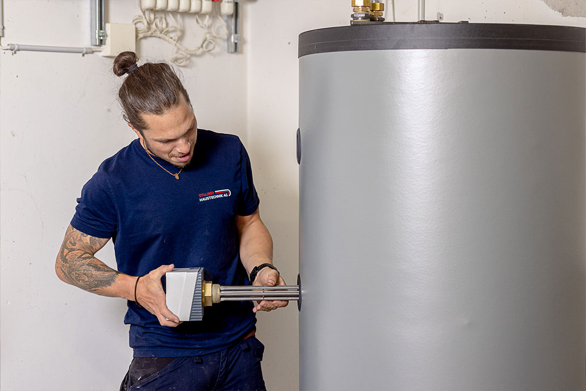 Montage von Speicher und WP-Boiler der neuen Heizungsanlage