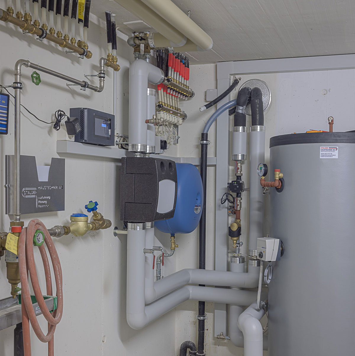 Sanierter Heizraum mit fertig installierter Lambda-W&auml;rmepumpe