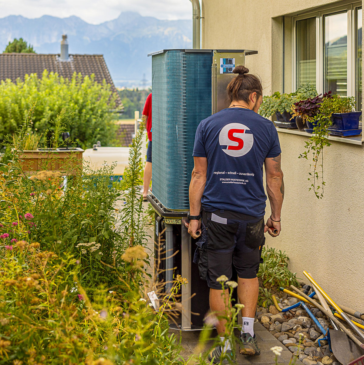 Teamwork bei der Positionierung der W&auml;rmepumpe am Standort