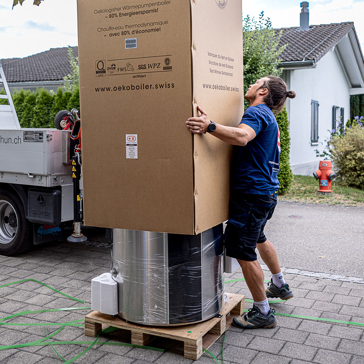 Transport der neuen W&auml;rmepumpe auf die Baustelle