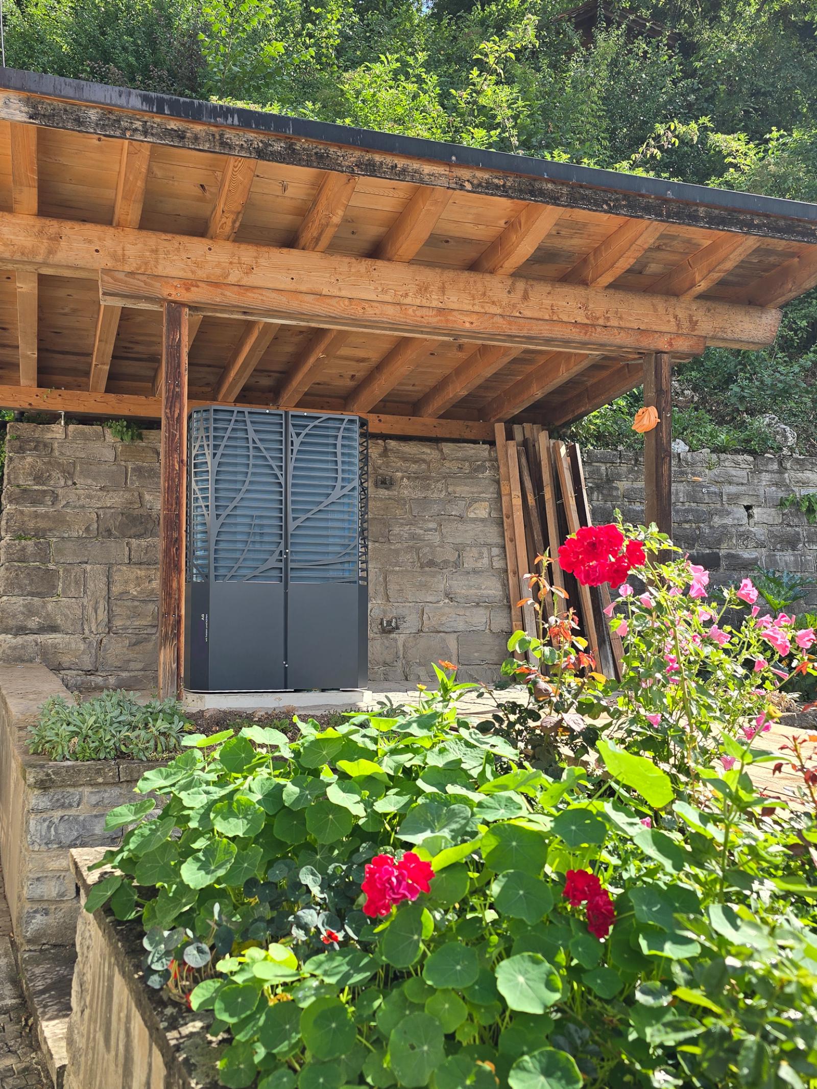 Ersatz Holzschnitzelheizung durch moderne LAMBDA Wärmepumpe in Mehrfamilienhaus in Oberdiessbach